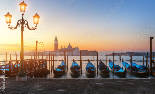 Plakat Wschód słońca w San Marco kwadracie, Wenecja, Włochy. Canal Grande w Wenecji. Architektura i zabytki Wenecji. Wenecja pocztówka z Wenecja gondolami