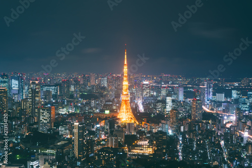 Plakat Pejzaż z Japonii o zmierzchu. Krajobraz Tokio biznesowy budynek wokoło Tokio wierza. Nowoczesny wysoki budynek w dzielnicy biznesowej w Japonii ...
