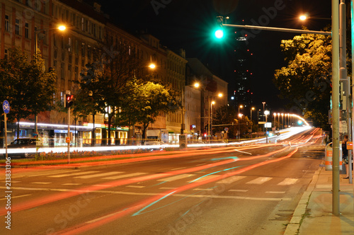 Zdjęcie XXL Lassallestraße w Wiedniu w kierunku Reichsbrücke w nocy. Długa ekspozycja z jasnymi paskami