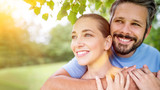 Glückliches Paar in Liebe in der Natur