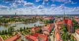 Widok z lotu ptaka na centrum miasta, rzekę oraz żeglujące statki - Wrocław, Polska