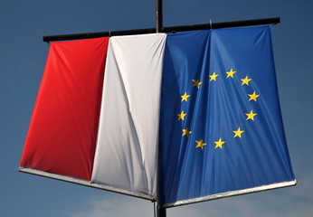 Flaga Polski i Unii Europejskiej wiszą obok siebie na maszcie