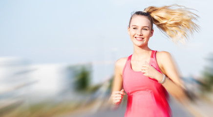 Junge Frau beim Joggen 