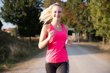 Junge Frau beim Joggen 