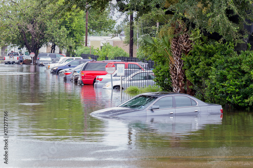 Plakat Samochody zanurzone w Houston, Texas, US podczas huraganu Harvey. Woda może dostać się do silnika, części przekładni lub innych miejsc. Katastrofalne roszczenie o ubezpieczenie pojazdu samochodowego. Koncepcja ciężkiej pogody