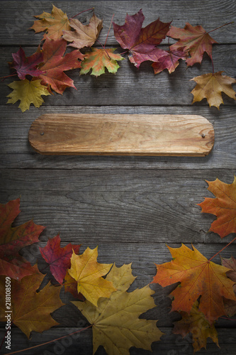 Foto obraz na płótnie canvas jednoczęściowy - autumn leaf on wood background (top view)