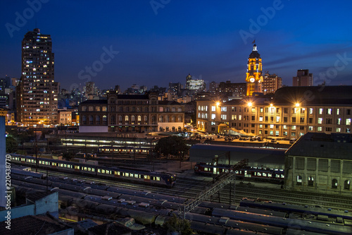 Plakat Widok z lotu ptaka na plac manewrowy i park maszyn CPTM, który znajduje się za stacją Julio Prestes i stacją Pinacoteca, w dzielnicy Bom Retiro, w centrum Sao Paulo.