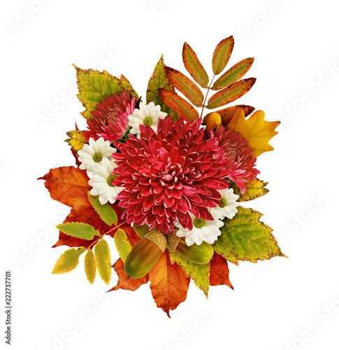Autumn bouquet with chrysanthemum flowers and dry leaves © Ortis