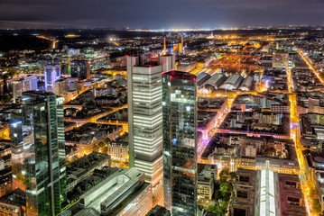 Das Frankfurter Bahnhofs- und Bankenviertel bei Nacht und künstlicher Beleuchtung