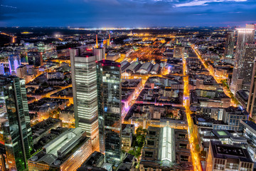 Die Hochhauskulisse von Frankfurt am Main am Abend bei künstlicher Beleuchtung