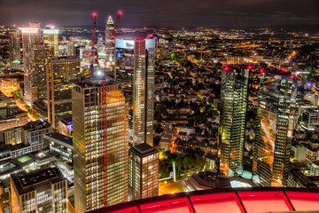 Die Hochhauskulisse von Frankfurt am Main am Abend bei künstlicher Beleuchtung