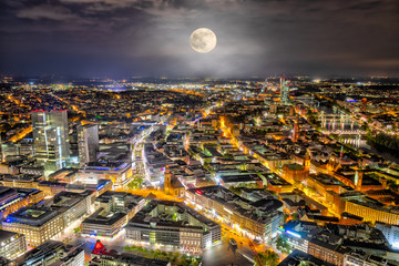 Aufgehender Vollmond über der Skyline von Frankfurt am Main