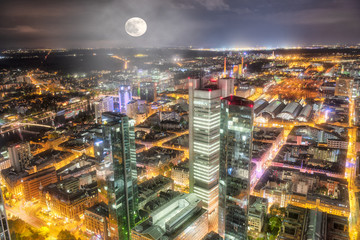 Der aufgehende Vollmond über der nächtlichen Skyline von Frankfurt am Main