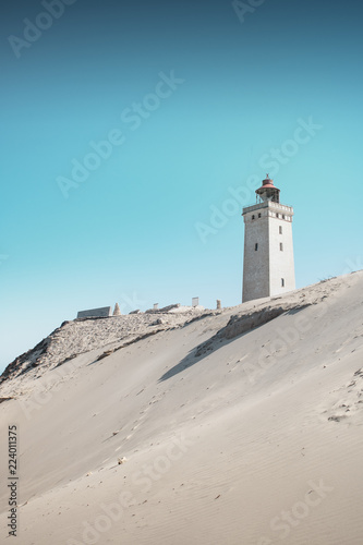 Zdjęcie XXL Faleza piaska diun i widok na ocean krajobraz w jaskrawym słońca niebieskim niebie i świetle. Widok na słynną latarnię famou. Rubjerg Knude Lighthouse, Lønstrup w Północnej Jutlandii w Danii, Skagerrak, Morze Północne