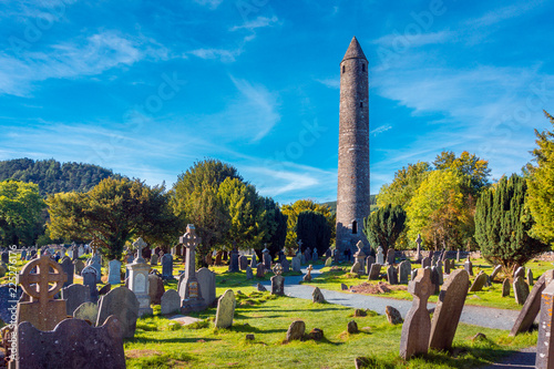 Zdjęcie XXL Kamienna okrągła wieża i ruiny klasztornej osady pierwotnie zbudowanej w VI wieku w dolinie Glendalough, hrabstwo Wicklow, Irlandia