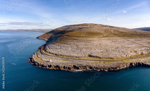 Zdjęcie XXL Widok z lotu ptaka ptaka z parku narodowego burren. sceniczny krajobraz turystyczny wpisany na listę światowego dziedzictwa Unesco i geoturystyka geoparkowa na dzikim atlantyku.