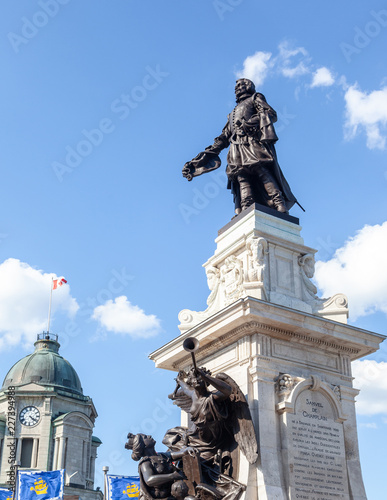 Zdjęcie XXL Pomnik Samuela de Champlaina wzniesiony w 1898 r. Ku pamięci założyciela Quebecu. Symboliczny pomnik znajduje się w Starym Quebec na Dufferin Terrace.