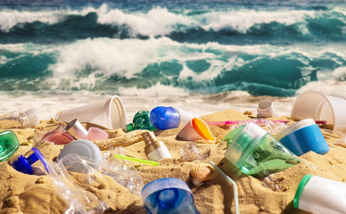 Strand voller Plastikmüll