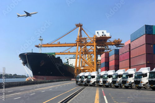 Plakat Port z ładunkiem statku podczas operacji cargo w czasie, jak dla przemysłu, logistyki wysyłki tło.