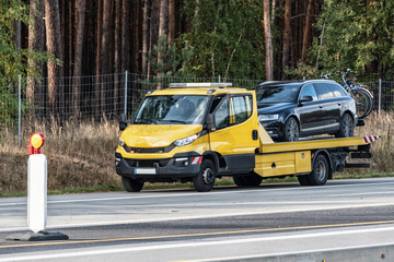 Abschleppwagen auf der deutschen Autobahn
