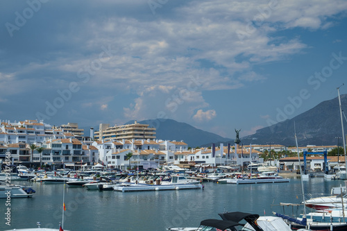 Zdjęcie XXL Puerto Banus, Marbella, Costa del Sol, Hiszpania. Pobielone budynki i sklepy stanowią tło dla tego portu statków morskich każdej wielkości, od małych łodzi do luksusowych jachtów.