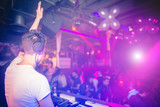 Console di un DJ che suona in un locale notturno