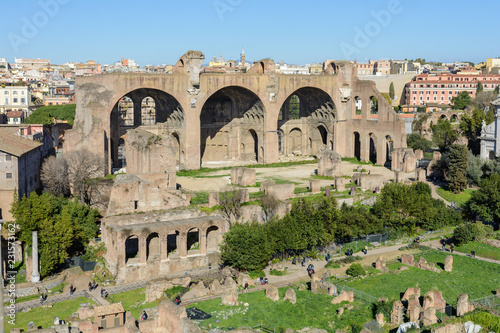 Zdjęcie XXL Widok na Forum Romanum i miasto Rzym z Palatynu. Forum z sąsiednimi budynkami znajduje się w centrum starożytnego Rzymu. Świątynie, łuki, bazyliki i inne budynki.