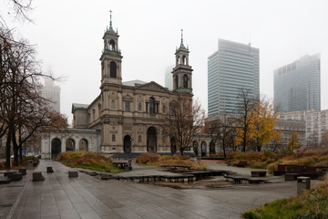 Kościół w centrum Warszawy, jesień, mgła