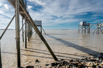les pilotis en bois d'un ponton avec une cabane de pêcheur dessus