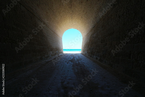 Plakat Tunel prowadzi do morza, naturalnej scenerii, Morza Śródziemnego, Katalonii, Costa Dorada, L'Ametlla de Mar, Tarragona, Hiszpania