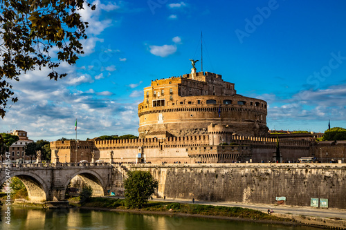 Zdjęcie XXL Mauzoleum rzymskiego cesarza Hadriana, zwykle znane jako Castel Sant'Angelo, z tytułowym mostem i rzeką Tyber w Rzymie, niedaleko Watykanu. Był używany przez papieży jako twierdza i zamek