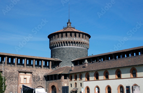 Plakat Zamek Sforzesco to zamek, który znajduje się na starym mieście w Mediolanie we Włoszech i obecnie mieści się muzeum sztuki. Oryginalna konstrukcja tego miejsca rozpoczęła się w XV wieku.