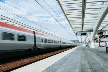 Zug fährt durch den Bahnhof 