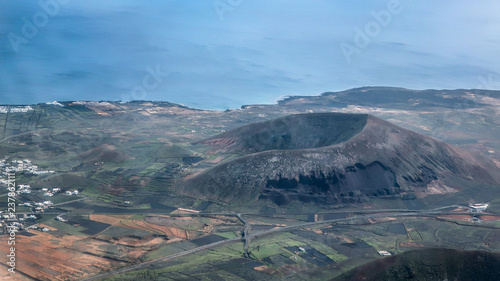 Plakat Montana Tinamala. Wulkanu kaldery krater na Lanzarote, wyspy kanaryjska. Zdjęcie z lotu ptaka.