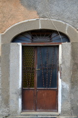 Tür in alter Hausfassade