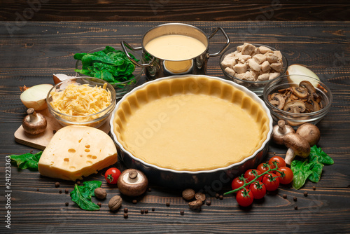 Plakat ciasto kruche do pieczenia quiche tarty w formie do pieczenia i składników