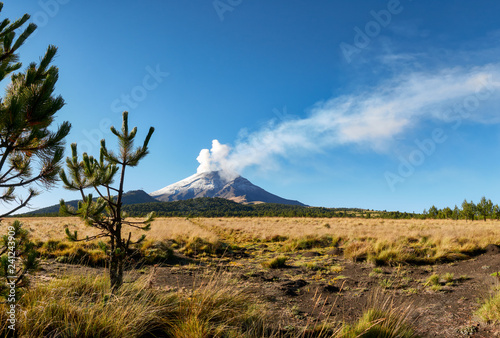 Zdjęcie XXL Fumarole wychodzi z wulkanu Popocatepetl widziany z Parku Narodowego Izta-Popo Zoquiapan