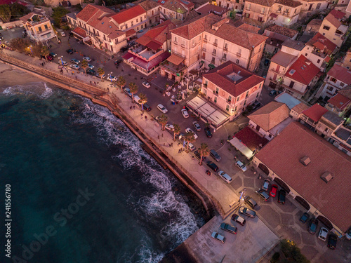 Plakat Widok z lotu ptaka Pizzo Calabro, jetty, kasztel, Calabria, turystyka Włochy. Panoramiczny widok na miasto Pizzo Calabro widziane z morza. Domy na skale. zachód słońca