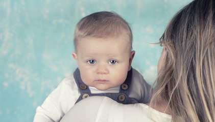 Mutter hält ihr Baby 