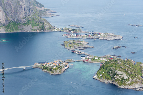 Plakat Piękny widok morze zatoka na Lofoten wyspach i góry, Norwegia. Domy i mosty w pobliżu gór.