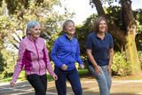 3 donne di ieta matura che si allenano felici al parco
