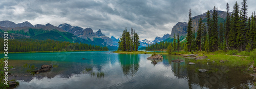 Zdjęcie XXL Panoramy Kanada lasu krajobraz duch wyspa z dużą górą w tle, Alberta, Kanada.
