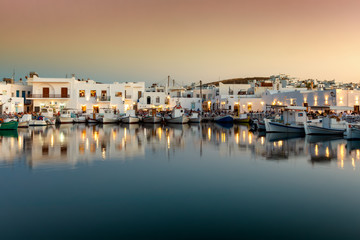 Abend über dem idyllischen Fischerdorf Naousa mit den zahlreichen Tavernen und Restaurants direkt am Hafen auf Paros, Kykladen, Griechenland 