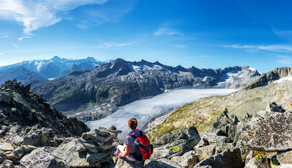 Bergsteigerin über Rhonegletscher