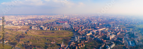Plakat Panoramiczny widok na Mediolan (Włochy), południowo-zachodni teren, tor wyścigowy, park Trenno i stadion Meazza, powszechnie znany jako San Siro.