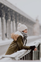 Portrait d'une parisienne sous la neige