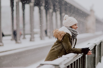 Femme sous la neige à Paris