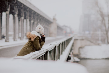 Femme sous la neige à Paris 