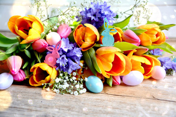 Ostern - Blumenstrauß mit Ostereiern bunt