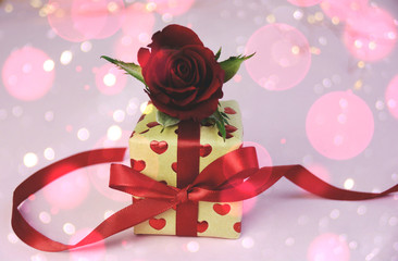 Geschenk mit roter Rose zum Valentinstag